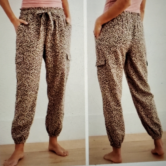 aerie Pants - ❤2 for $22.00 + 15% off❤      Aerie Leopard Joggers sz Medium Cargo Pockets